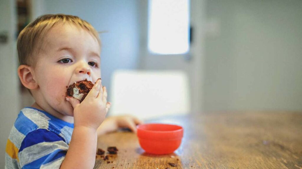 child eating cake is the reason of diabetes